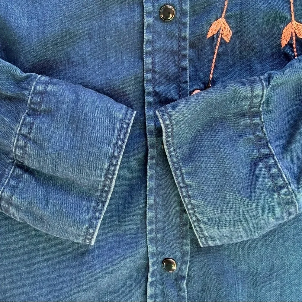 Guess Blue  Button Down Shirt with Pink Floral Embroidery Size M Boho Western - Picture 11 of 16